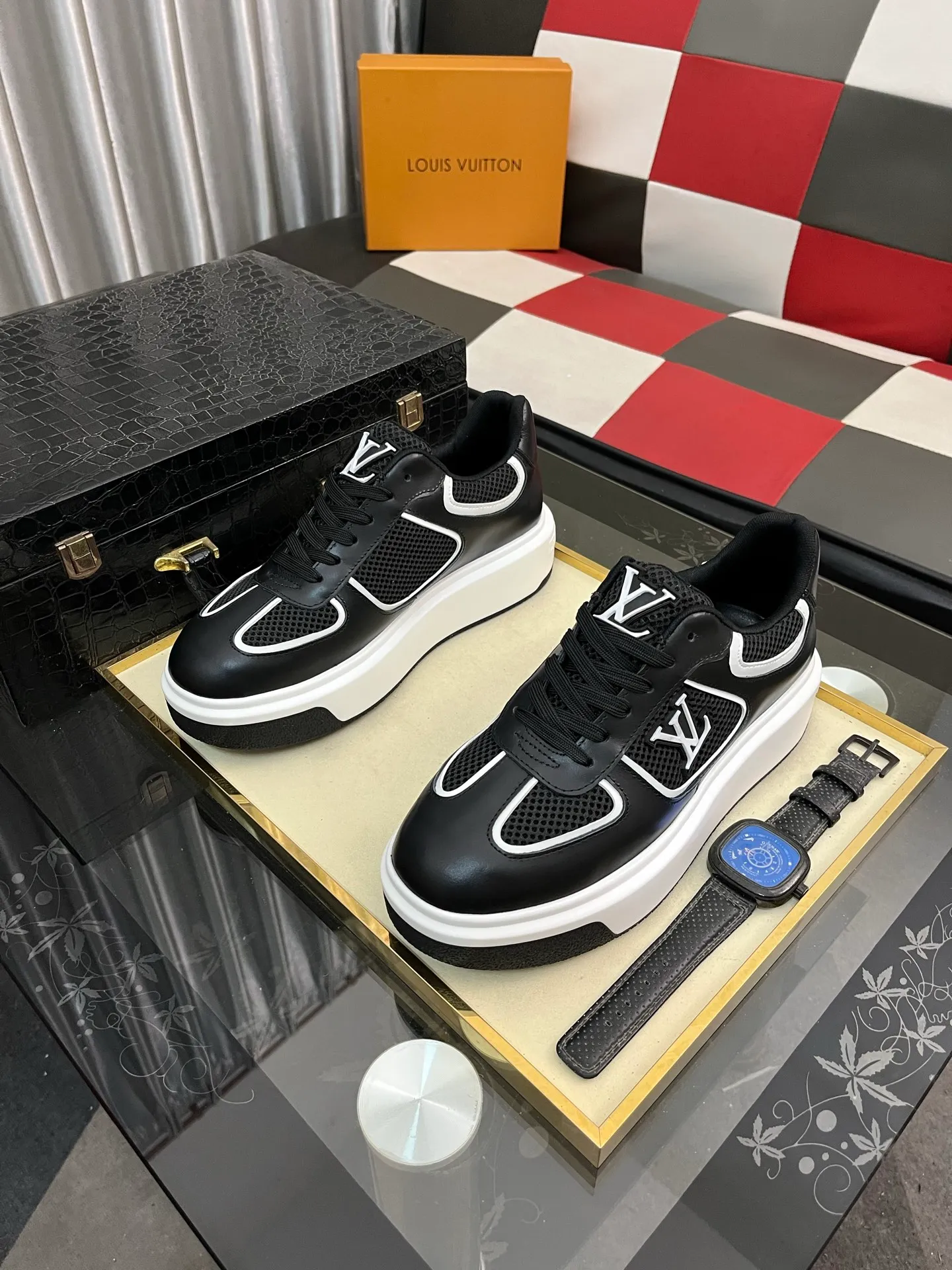 Men's shoes 💰458⌚️⌚️《Louis vuitton/LV Louis Vuitton》original quality.~ Unique modern style sneakers. 🏃A must-have casual shoe for trendy men😍😍 Original brand imported from Italy, imported original leather, cowhide lining (refuses to discolor and grind feet) sole: original sole provided by the original factory, French lazy style design ⚠️Fit to the feet, original quality, super comfortable original sole. Code number: 38-442️⃣Colors available